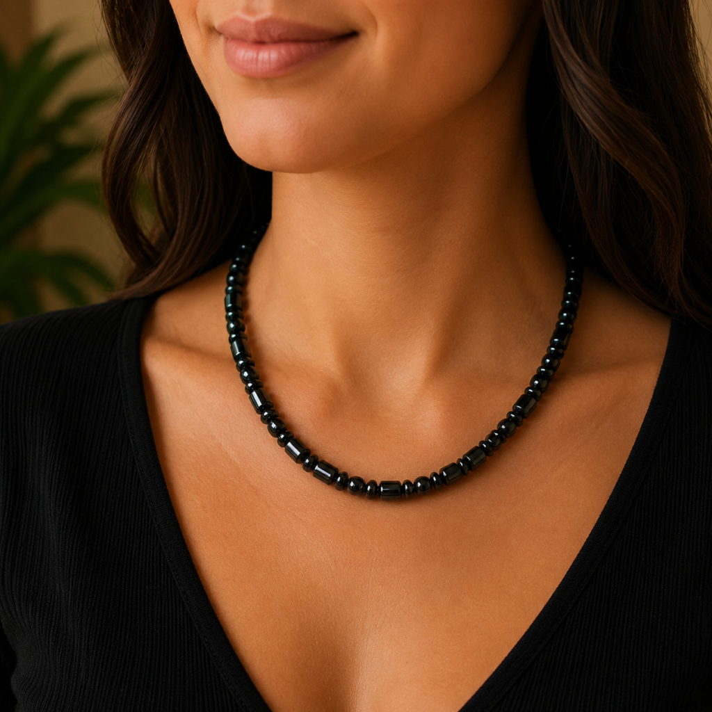 Collier Hématite Magnétique Espace porté avec élégance autour du cou.