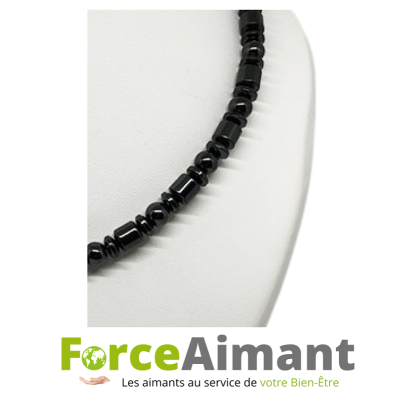 Détail des perles du Collier Hématite Magnétique Espace à la finition brillante.