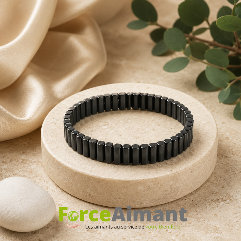 Bracelet 100 % magnétique noir sur socle, vue en gros plan mettant en valeur ses maillons noirs élégants et sa finition soignée.