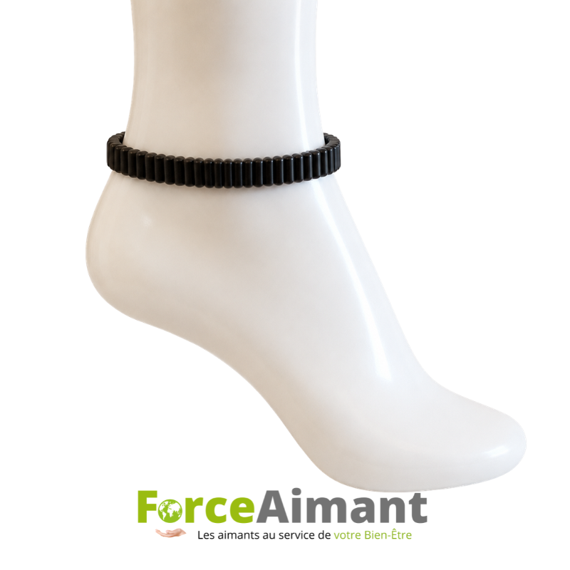Bracelet 100 % magnétique pour cheville noir, vue en gros plan mettant en valeur ses maillons noirs élégants et sa finition soignée.