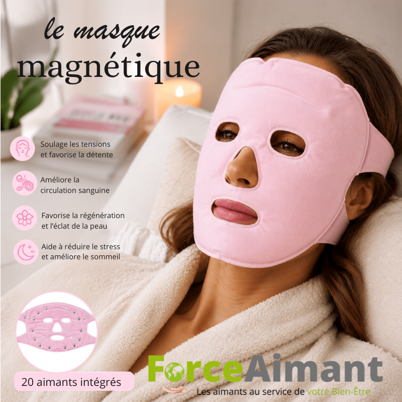 Dame allongée portant un masque visage magnétique pendant un moment de relaxation.