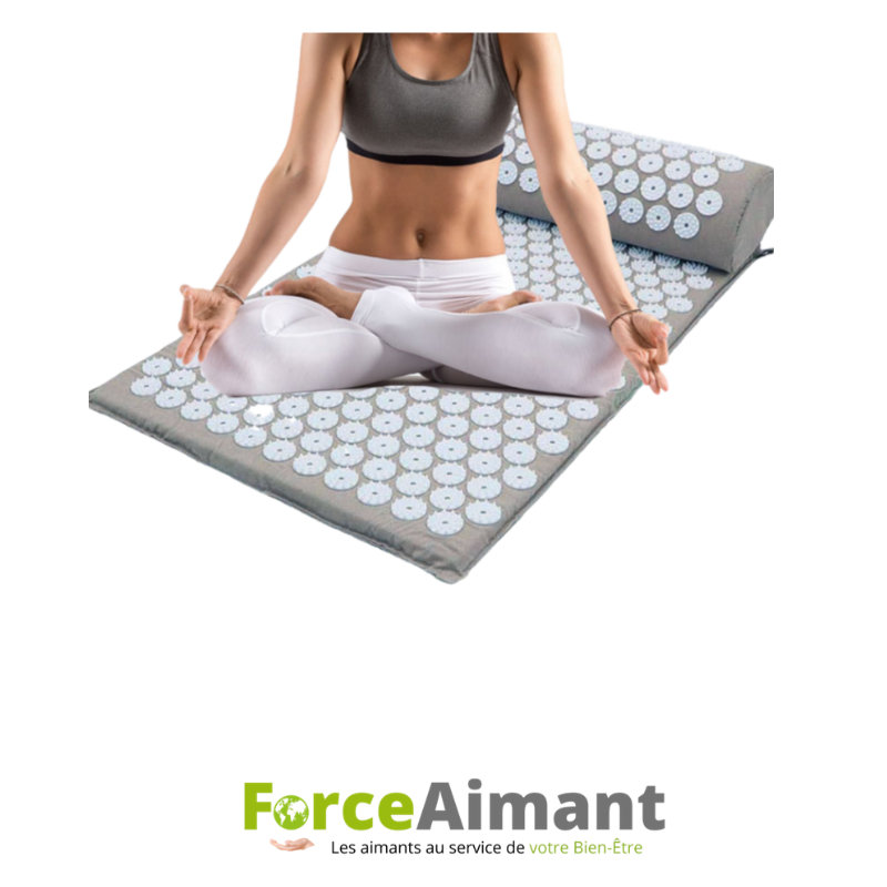 Femme assise sur un tapis et coussin d'acupression pour un moment zen.