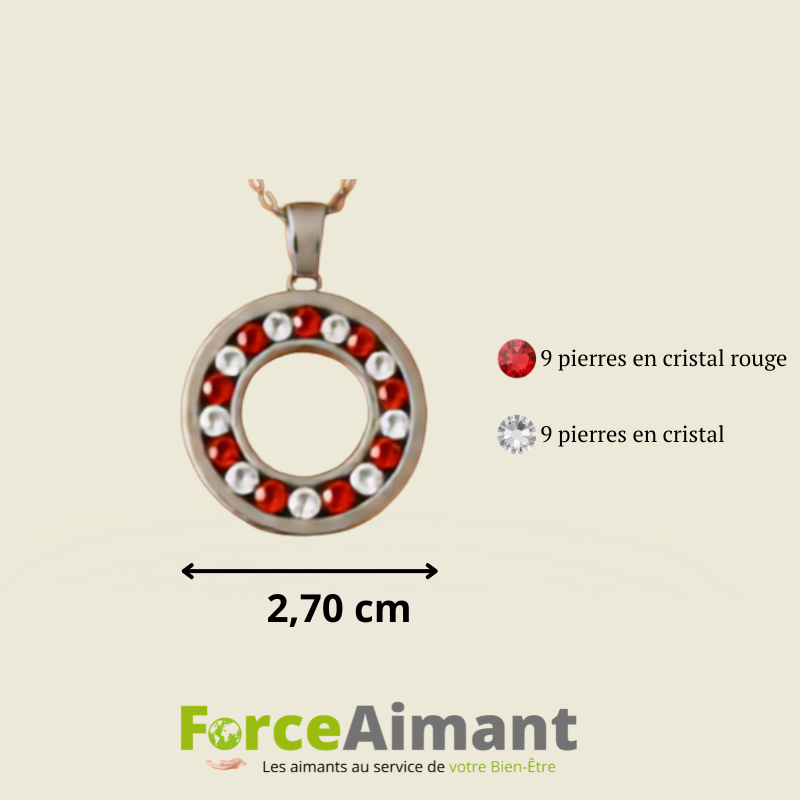 Gros plan sur le collier énergie 6 pierres mettant en évidence les strass rouge et transparent et les finitions. La taille est de 2,7 cm